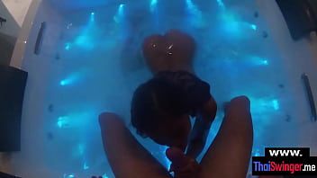 Odtwórz Tajska para amatorów rucha się w luksusowej wannie z jacuzzi