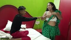 Abspielen Desi Bhabhi Tarpita in einer indischen Hardcore-Sexszene mit einem kleinen Jungen