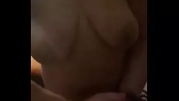 Abspielen Meine deutsche Frau spielt mit dem Schwanz ihres Mannes und kommt auf ihr Gesicht