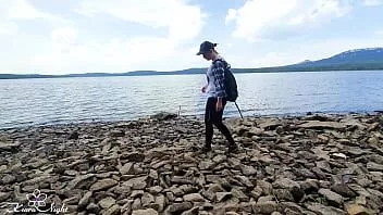 Abspielen Mädchen masturbiert Muschi beim Spaziergang in der Natur