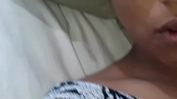 Abspielen Claudia benutzt einen Dildo auf ihrer glitschigen