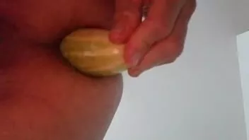 Abspielen Mein Arschloch mit einer dicken Gurke dehnen