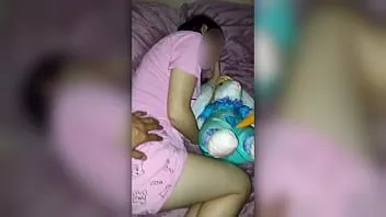 play Zostawiają mnie pod opieką mojej niewinnej nastoletniej przyrodniej siostrzenicy, a ja pieprzę się z nią w POV - zostawiają mnie pod opieką mojego zboczonego przyrodniego wujka, który wchodzi do mojego pokoju 1/2