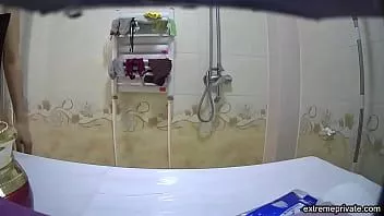 Jouer Belle-mère asiatique aux petits seins espionnée dans la douche