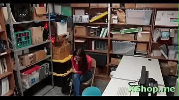 चलाएँ नग्न लिली हॉल अपनी भट्ठा में लिंग का आनंद लेती है