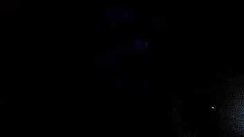 Abspielen Ein Spaziergang durch die Dunkelheit während des b. roter Mond