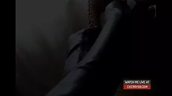 চালান সেক্সি স্টকিংস এবং বুট মধ্যে স্বর্ণকেশী femdom উপপত্নী