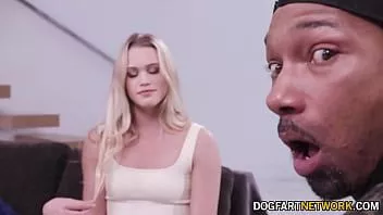 play La instructora de yoga chloe rose es estirada por dos pollas negras