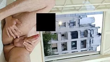Reproducir Masturbación arriesgada parpadeando en el vecindario frente a la ventana abierta