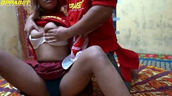 Reproducir Oppa bet xxx hermano se folla a su verdadera hermana pequeña con clara voz hindi