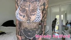 Redare Proba de microbikini alb și violet fierbinte de la Melody Radford