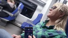 Abspielen Ferngesteuerter öffentlicher Orgasmus eines Teenagers mit Spielzeug