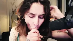 Reproducir La mamada transexual de Flowerava con un consolador
