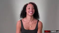 Играть Ebony Teen Alexis Tae's явная сольная сессия: маленькие сиськи и секс -игрушка
