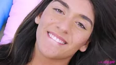 Играть Brunette Teen Aubry Babcock становится интимной в лесбийской диване прослушивание