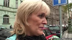 Abspielen Die reife blonde Hure wird von hinten hart geschlagen