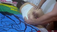 播放 娇小的拉丁荡妇在怪物黑假阳具上痛苦地肛门骑行