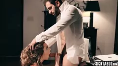 Jouer Tiffany Watson, la chaude teen blonde aux seins parfaits, fait une pipe intense à la grosse bite bien dure d'un mec dans cette vidéo porno hardcore