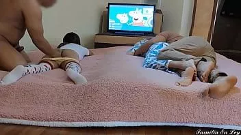 Riproduci Mi scopo la mia bellissima nipote mentre sua madre e suo padre stanno dormendo